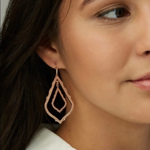 ✂️KENDRA SCOTT Simon Drop Earrings in Gold - Picture 2 of 13